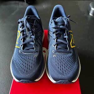 New Balance 860 v13 | Almost New